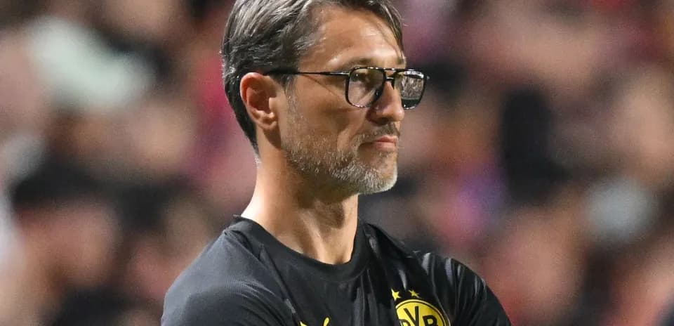 Тренер команды Borussia Dortmund на скамейке запасных