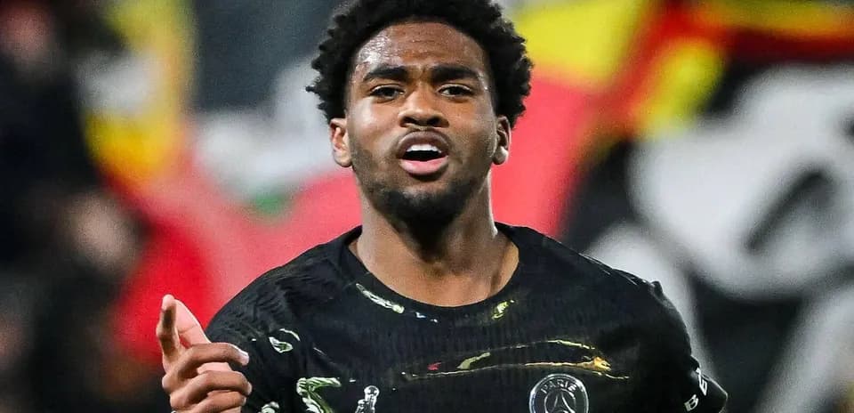 Игрок празднует гол на стадионе