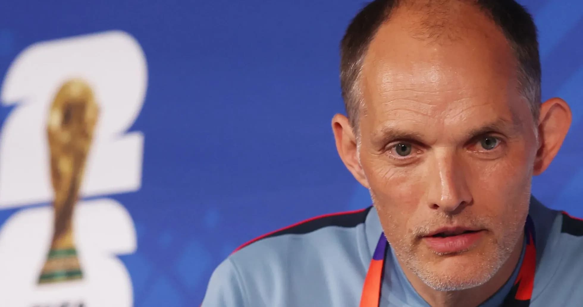Тренер на пресс-конференции с трофеем FIFA