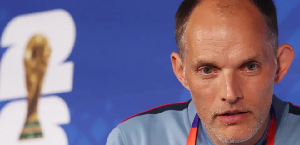 Тренер на пресс-конференции с трофеем FIFA