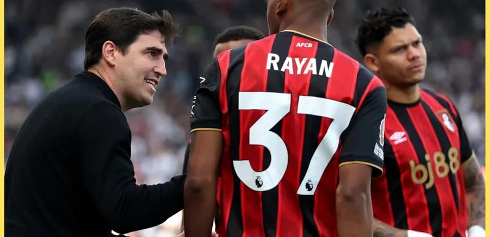 Тренер общается с игроками команды Bournemouth