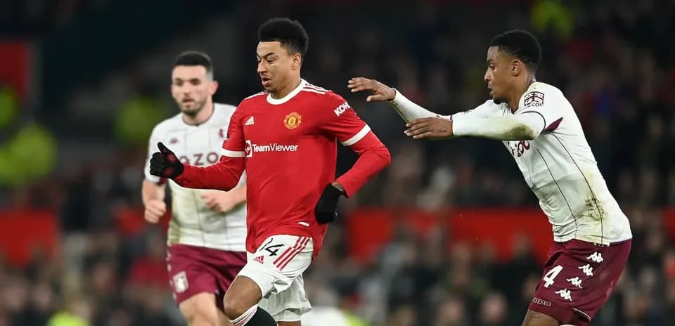 Игроки Manchester United и Aston Villa в борьбе за мяч