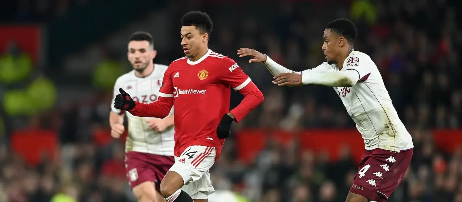 Игроки Manchester United и Aston Villa в борьбе за мяч