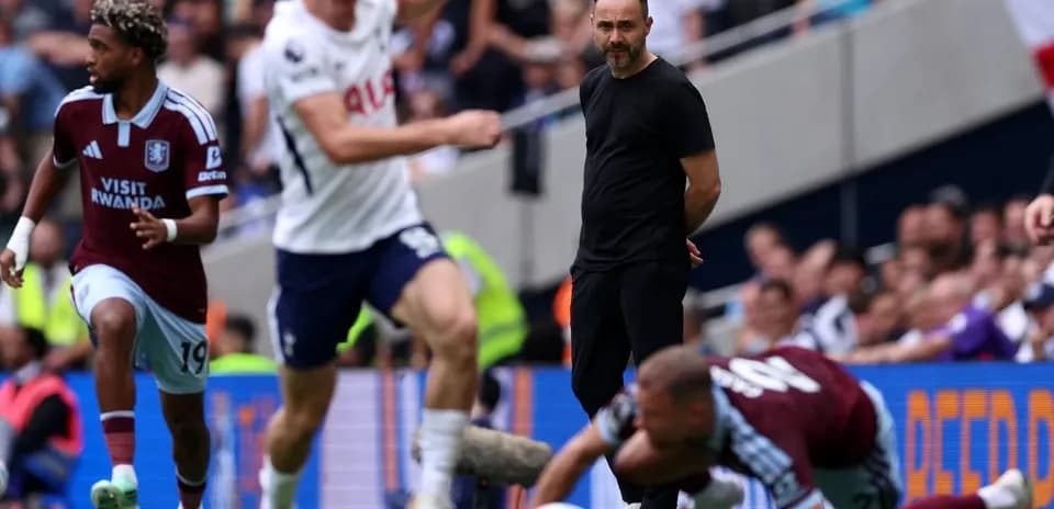 Игроки Aston Villa и Tottenham на поле во время матча