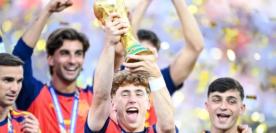 Игроки сборной Испании празднуют победу на чемпионате мира