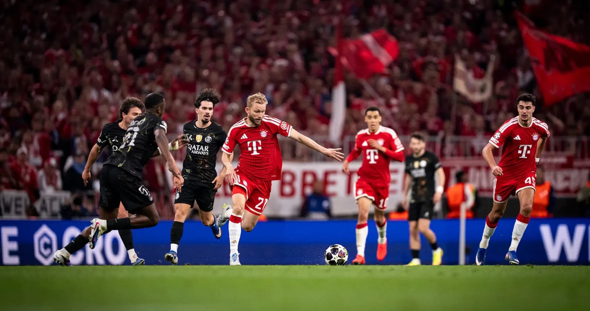 Игроки Bayern München в атаке против PSG