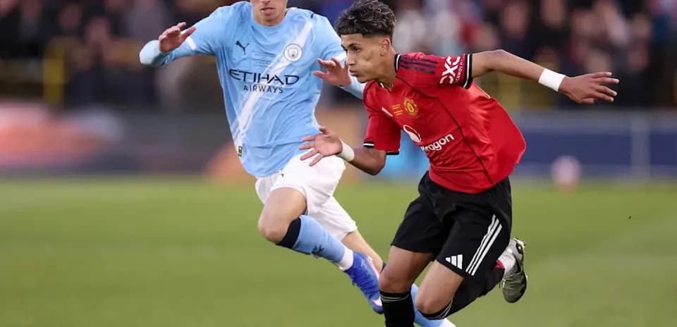 Игроки Manchester City и Manchester United в борьбе за мяч