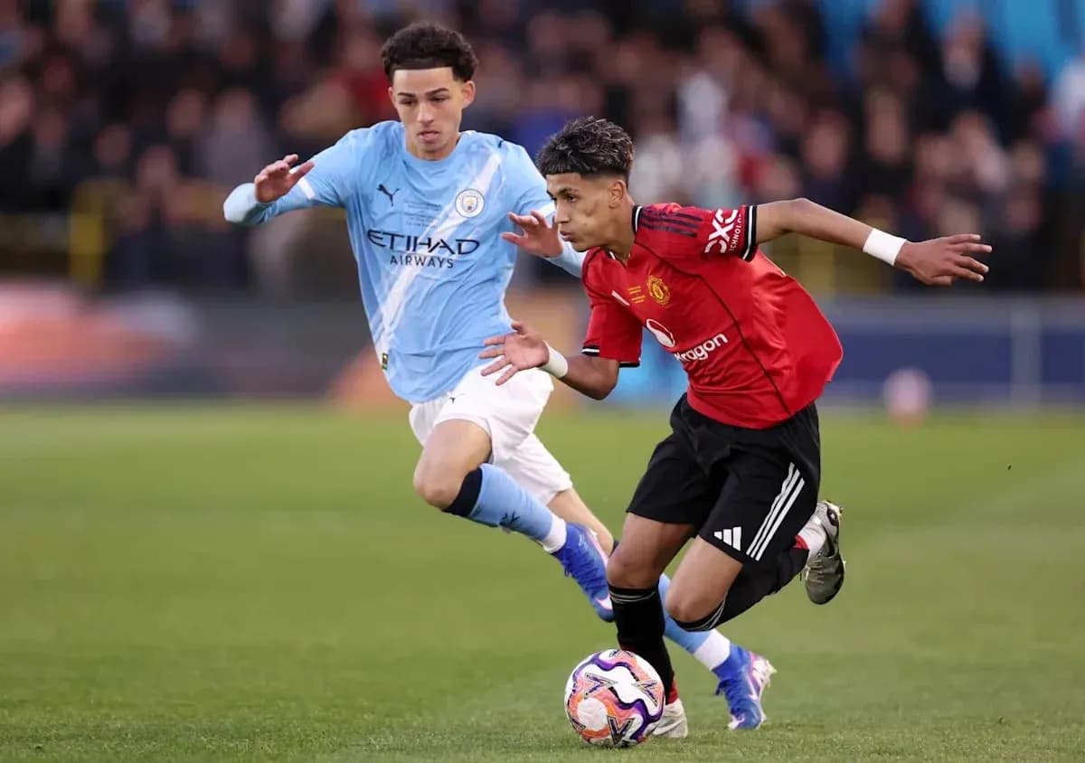 Игроки Manchester City и Manchester United в борьбе за мяч