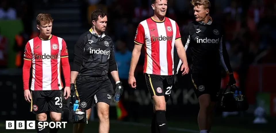 Игроки Brentford покидают поле после матча