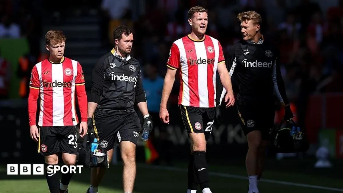 Игроки Brentford покидают поле после матча