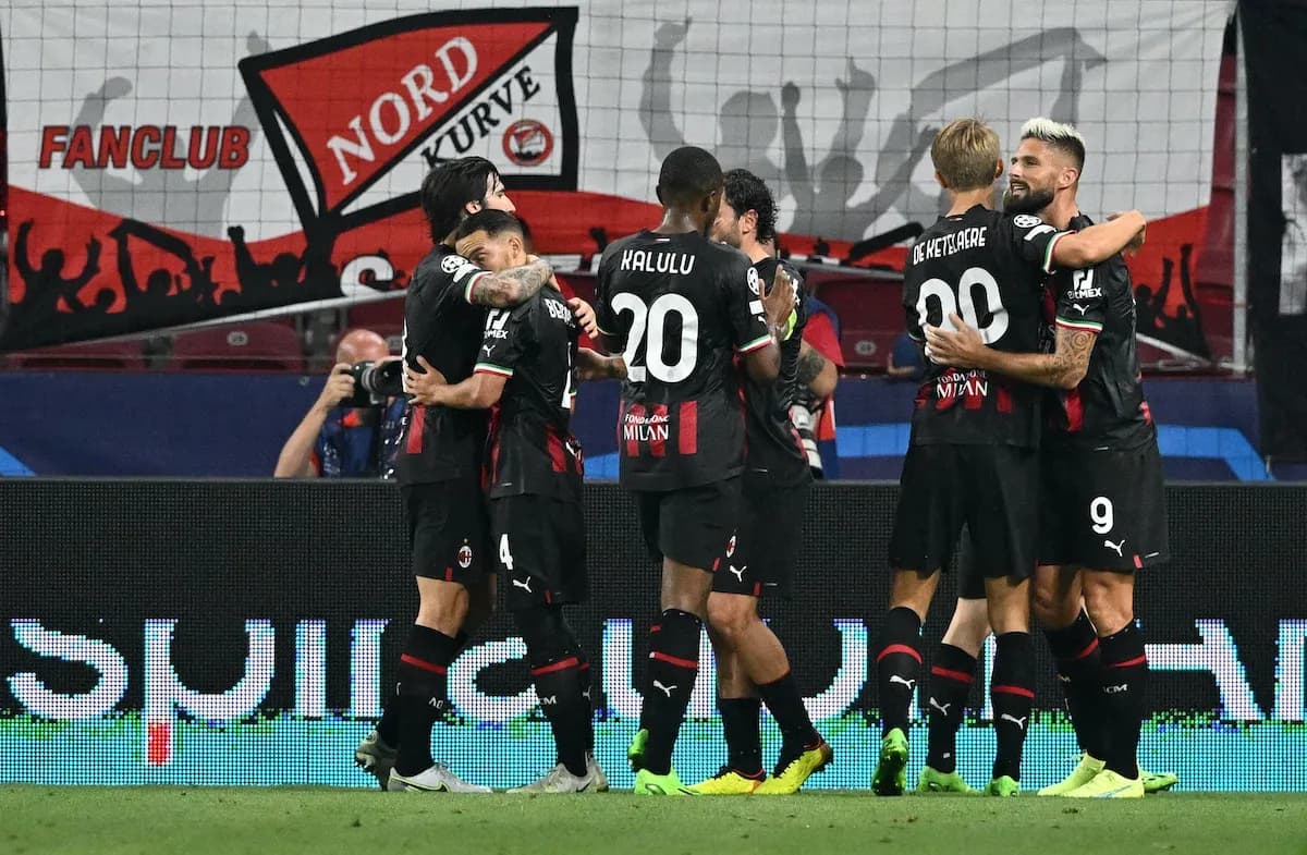 Игроки AC Milan празднуют гол на стадионе