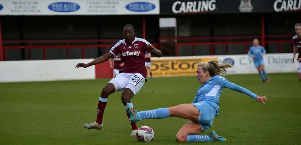 Игроки West Ham и Manchester City на поле