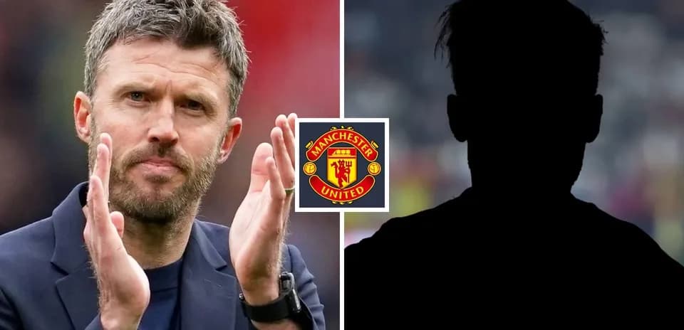 Тренер аплодирует на фоне логотипа Manchester United