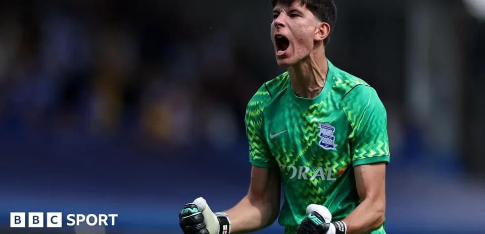 Вратарь Birmingham City празднует успешный момент