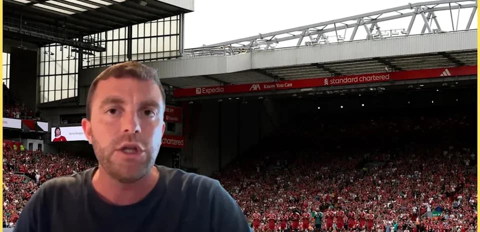 Комментатор на фоне стадиона с толпой зрителей