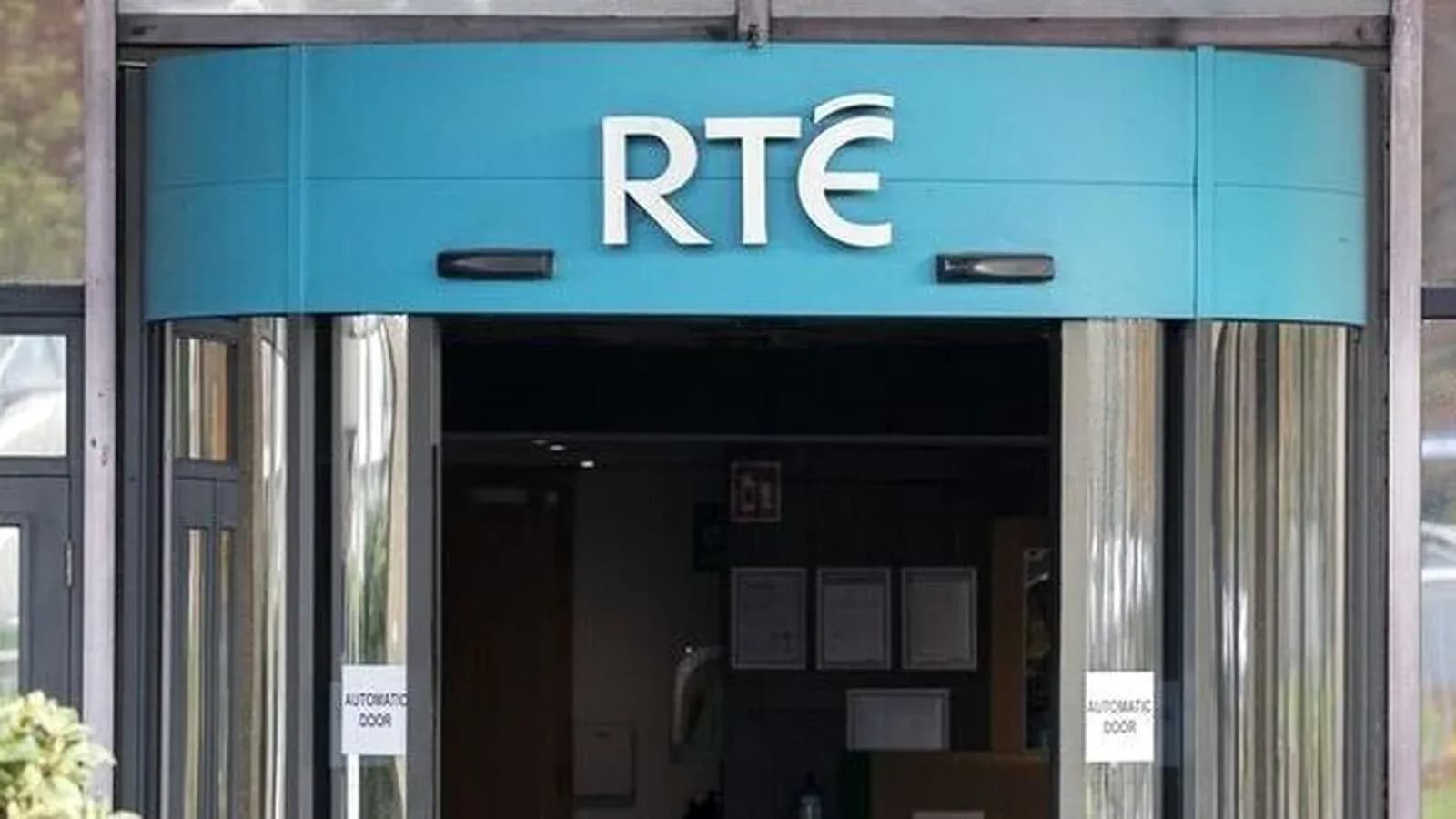 Вход в здание RTÉ с автоматическими дверями