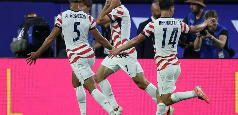 Игроки США празднуют гол на поле
