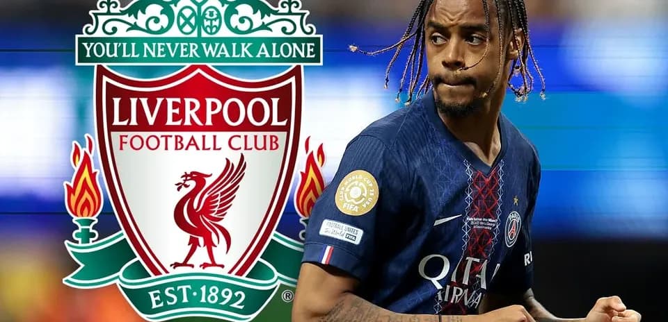Игрок PSG на поле с логотипом Ливерпуля