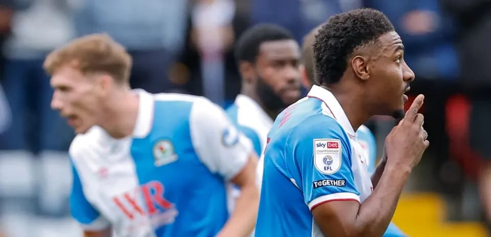 Игроки Blackburn Rovers празднуют гол на стадионе
