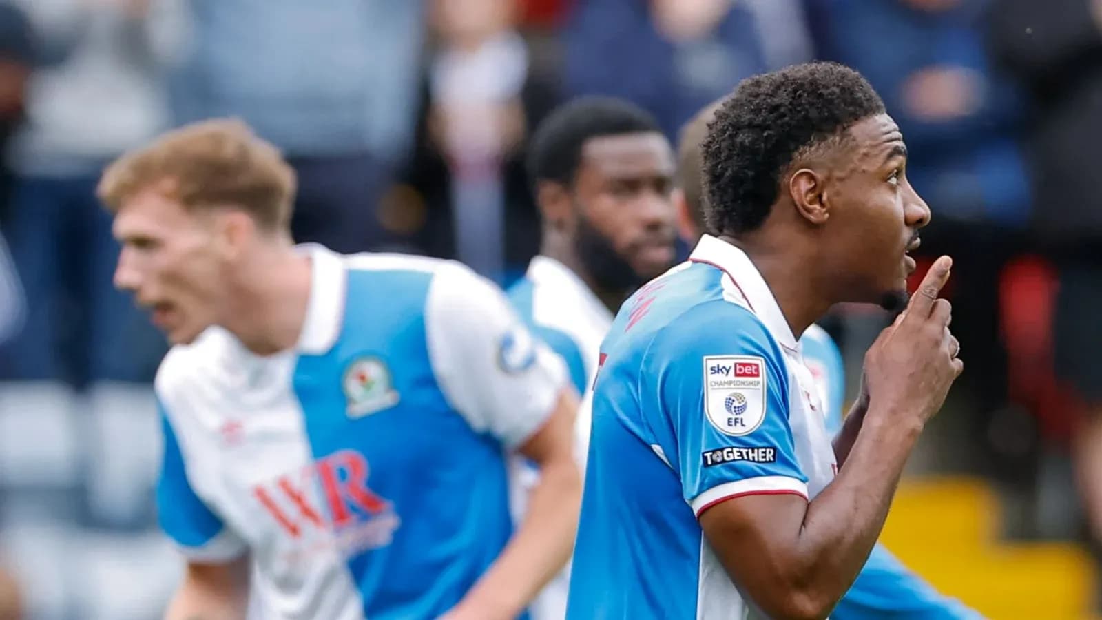 Игроки Blackburn Rovers празднуют гол на стадионе
