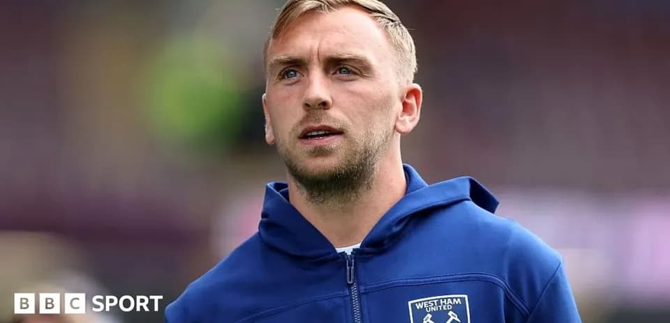 Игрок West Ham United на стадионе перед матчем