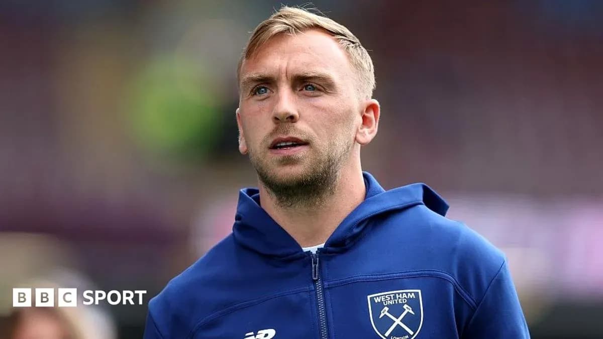 Игрок West Ham United на стадионе перед матчем