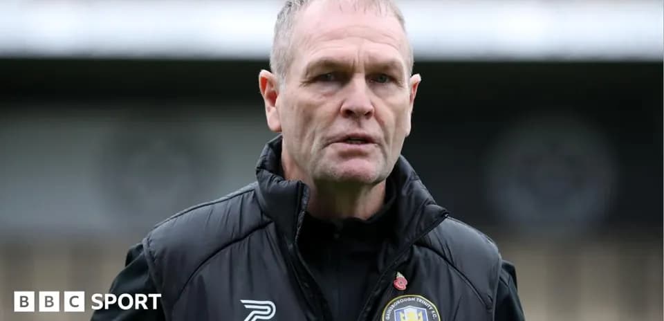 Тренер клуба Gainsborough Trinity на стадионе