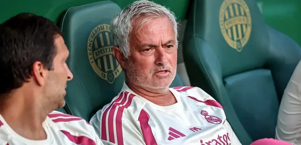 Тренер Real Madrid на скамейке запасных во время матча