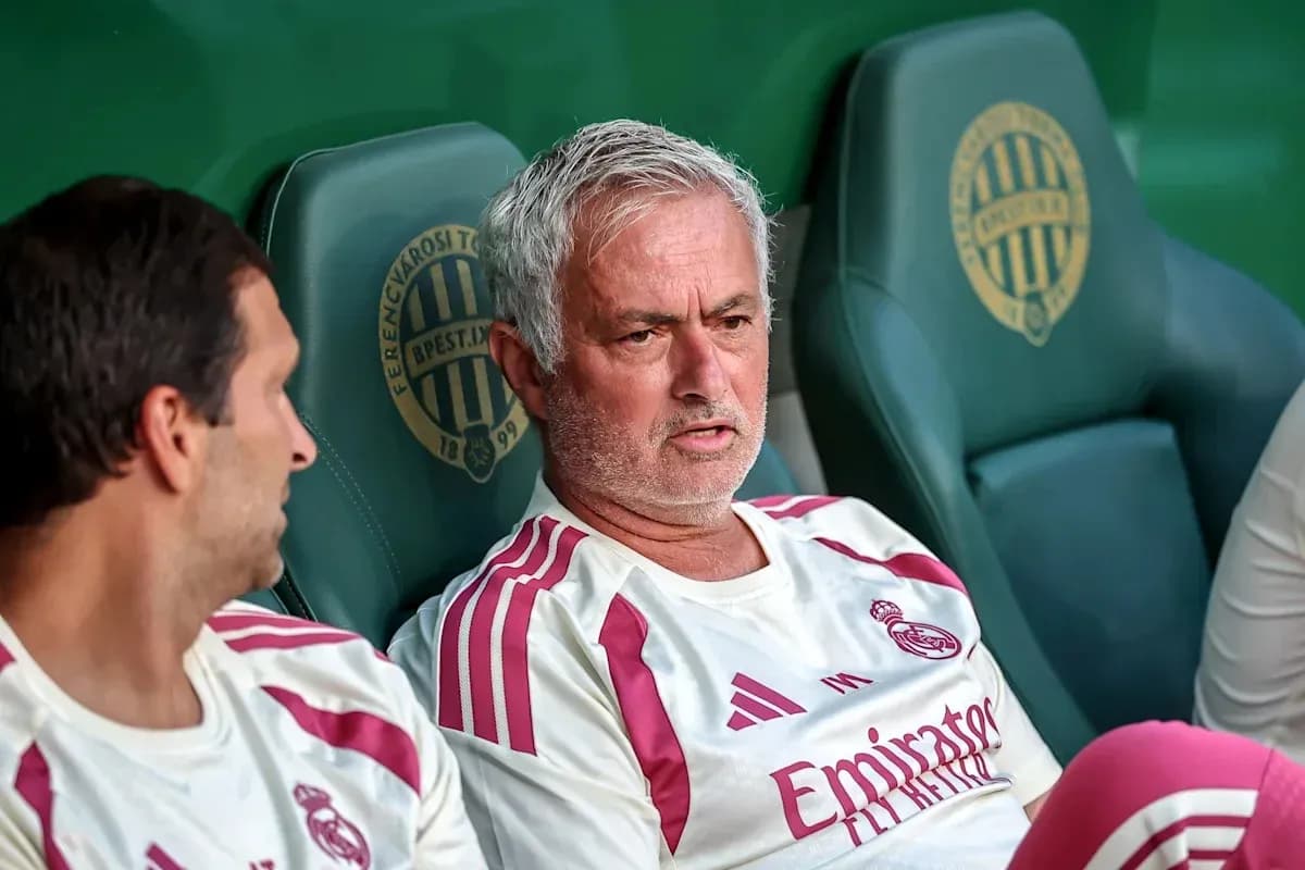 Тренер Real Madrid на скамейке запасных во время матча