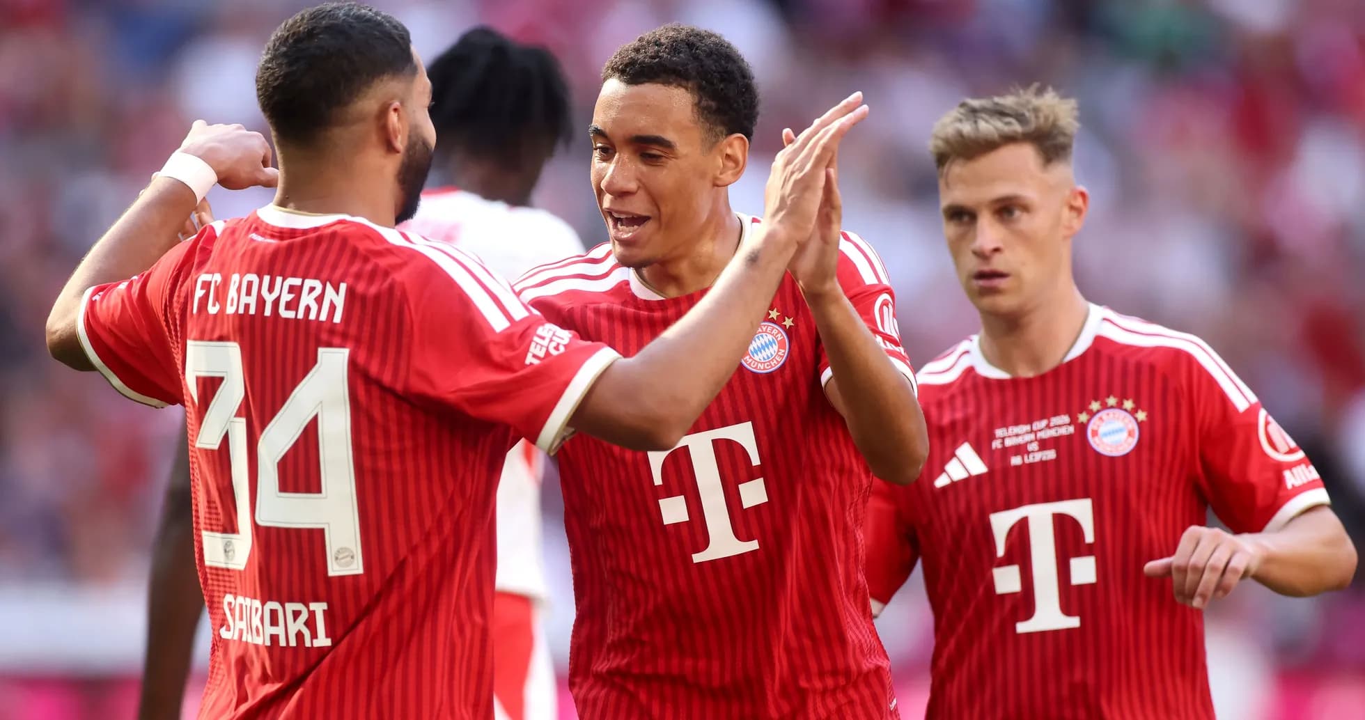 Игроки Bayern Munich празднуют гол на поле