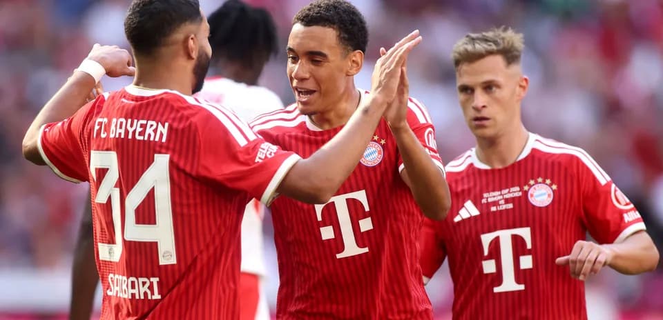 Игроки Bayern Munich празднуют гол на поле