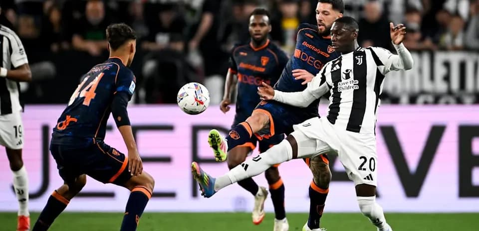 Игроки Lecce и Juventus в борьбе за мяч