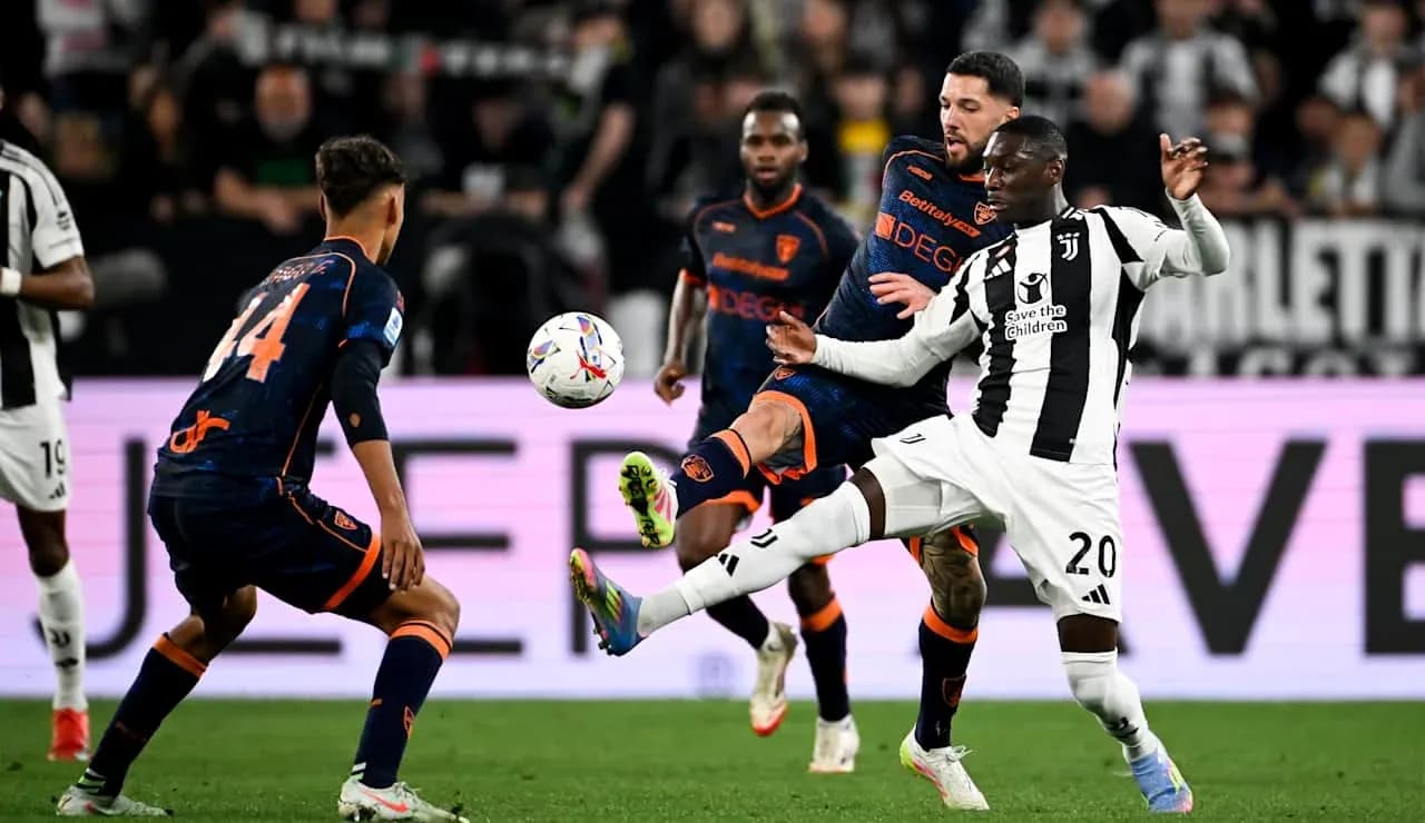 Игроки Lecce и Juventus в борьбе за мяч