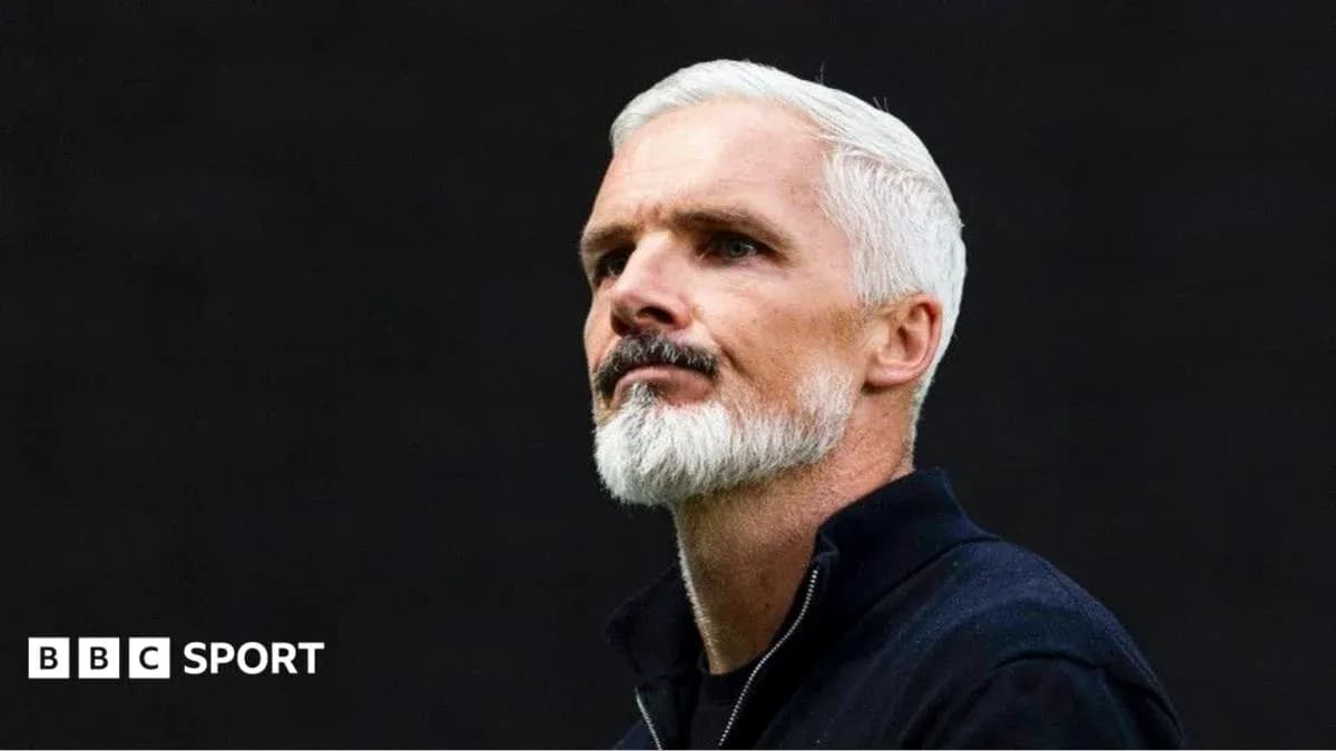 Тренер с седой бородой на темном фоне
