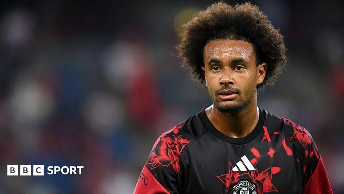 Игрок в форме Manchester United на поле