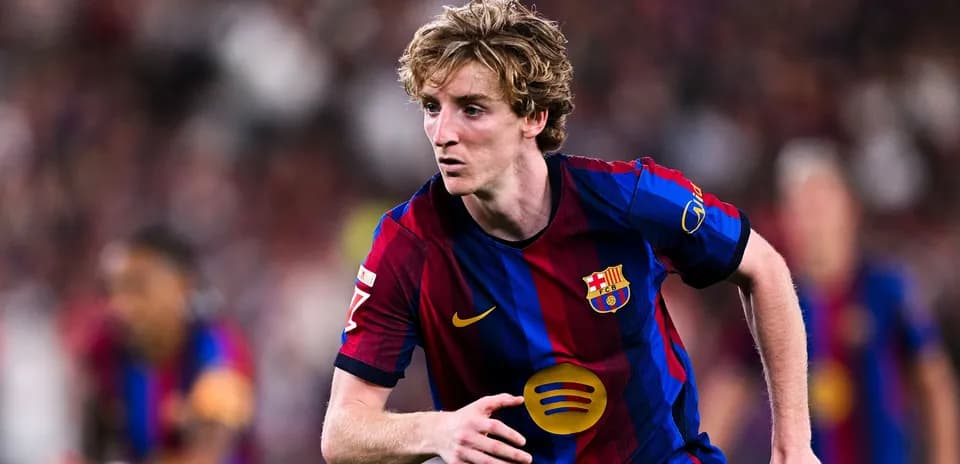 Игрок Барселоны бежит по полю во время матча