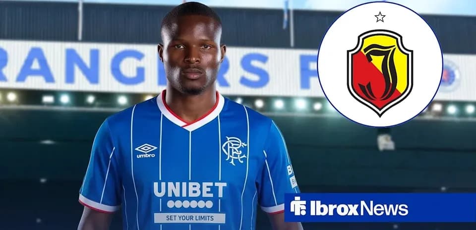 Игрок в синей форме Rangers на стадионе
