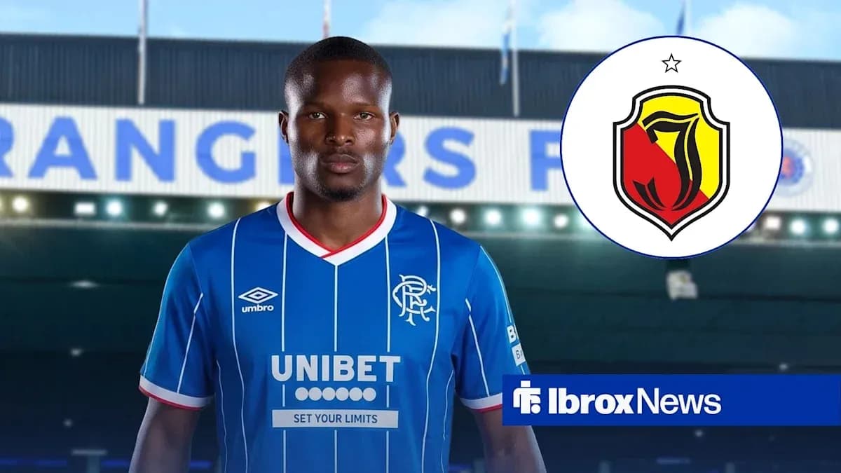 Игрок в синей форме Rangers на стадионе