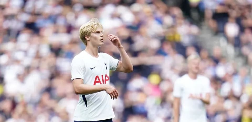 Игрок Tottenham в белой форме на поле