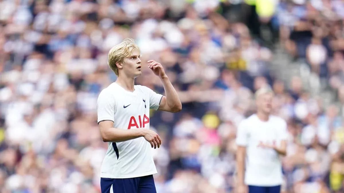 Игрок Tottenham в белой форме на поле