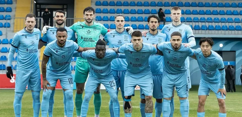 Команда в светло-голубой форме на поле