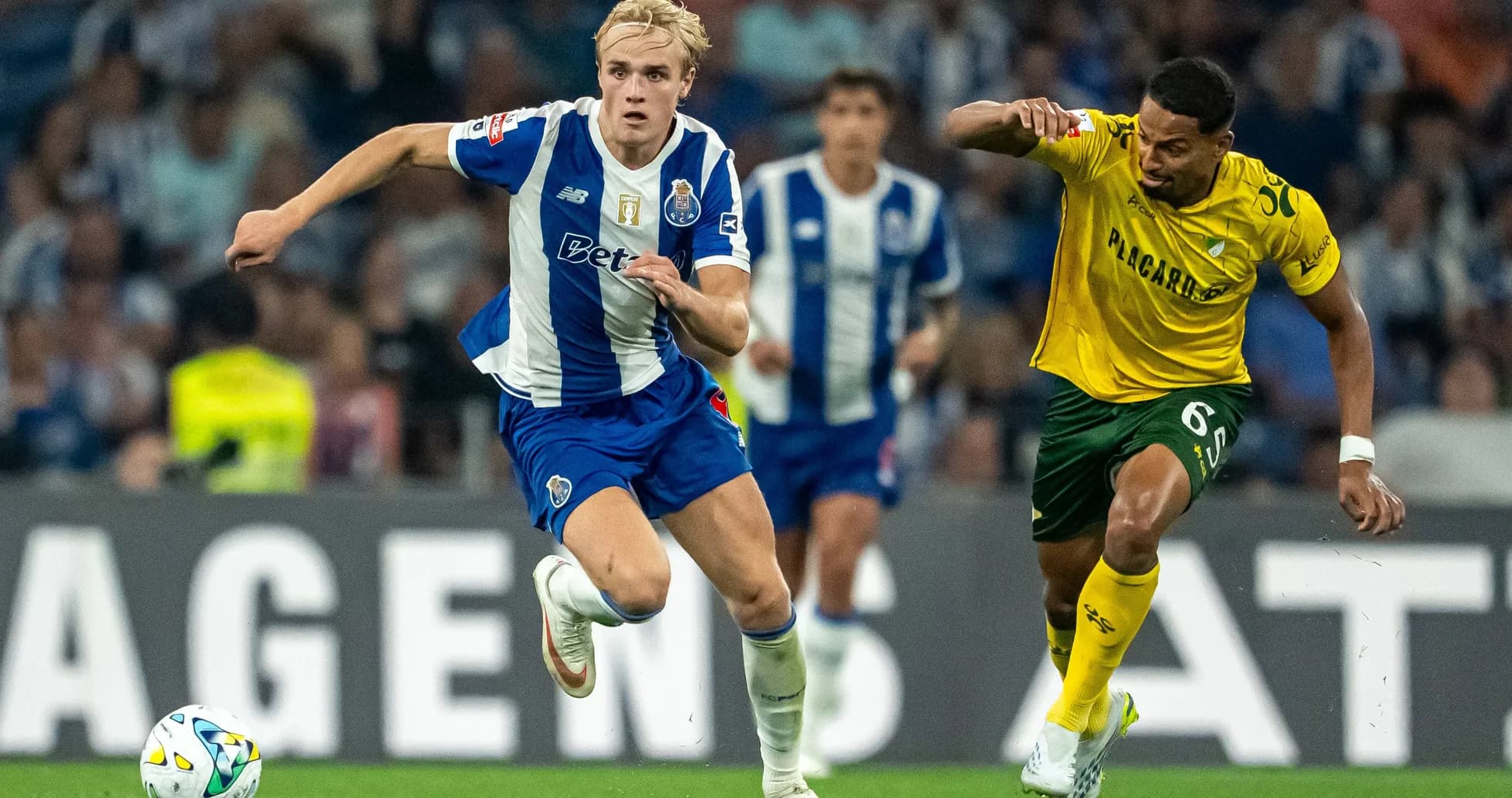 Игроки Porto и противника борются за мяч