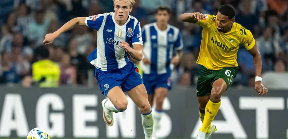 Игроки Porto и противника борются за мяч