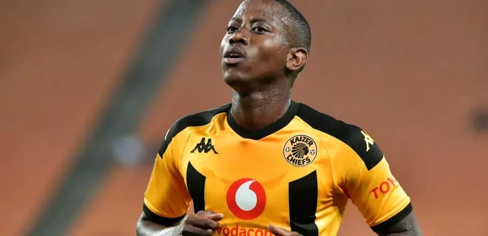 Игрок команды Kaizer Chiefs в форме во время матча