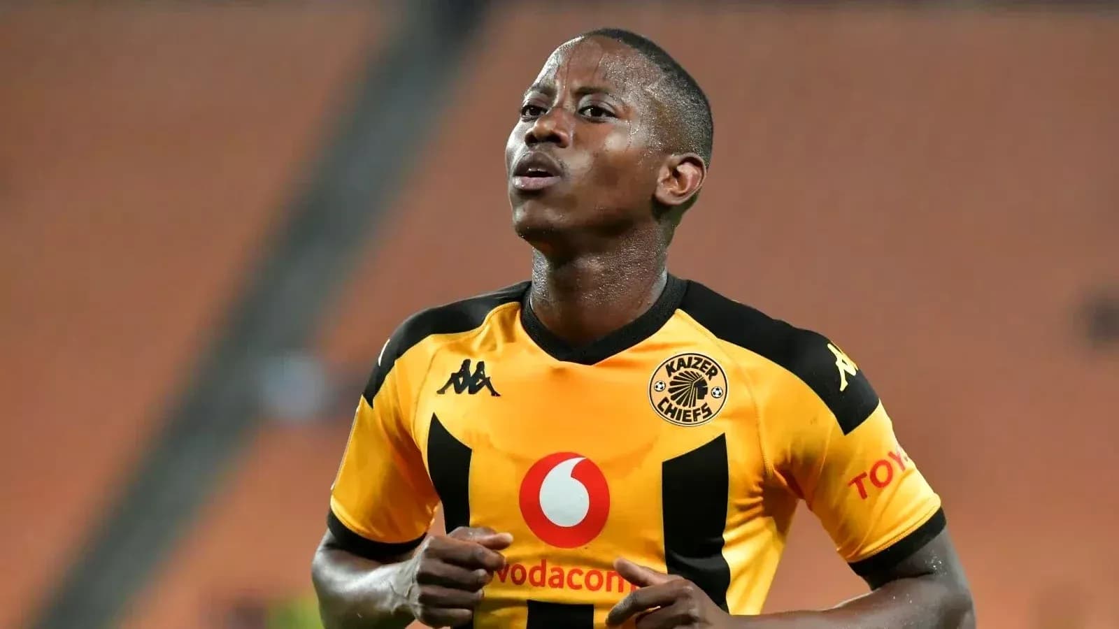 Игрок команды Kaizer Chiefs в форме во время матча