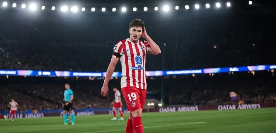Игрок Атлетико в форме с номером 19 на поле