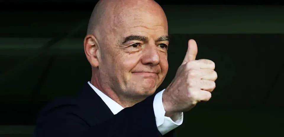 Человек с поднятым большим пальцем на трибуне
