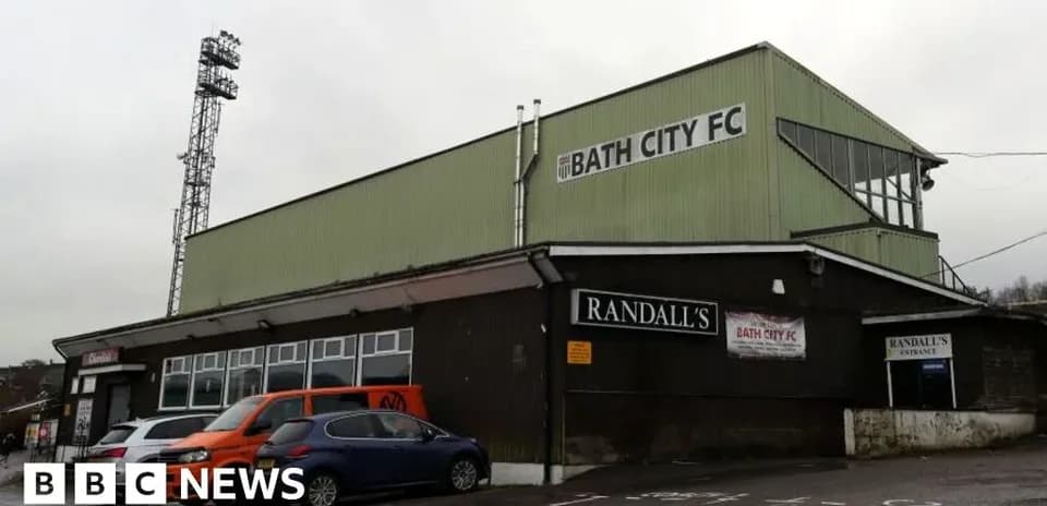 Стадион Bath City FC с парковкой и вывеской