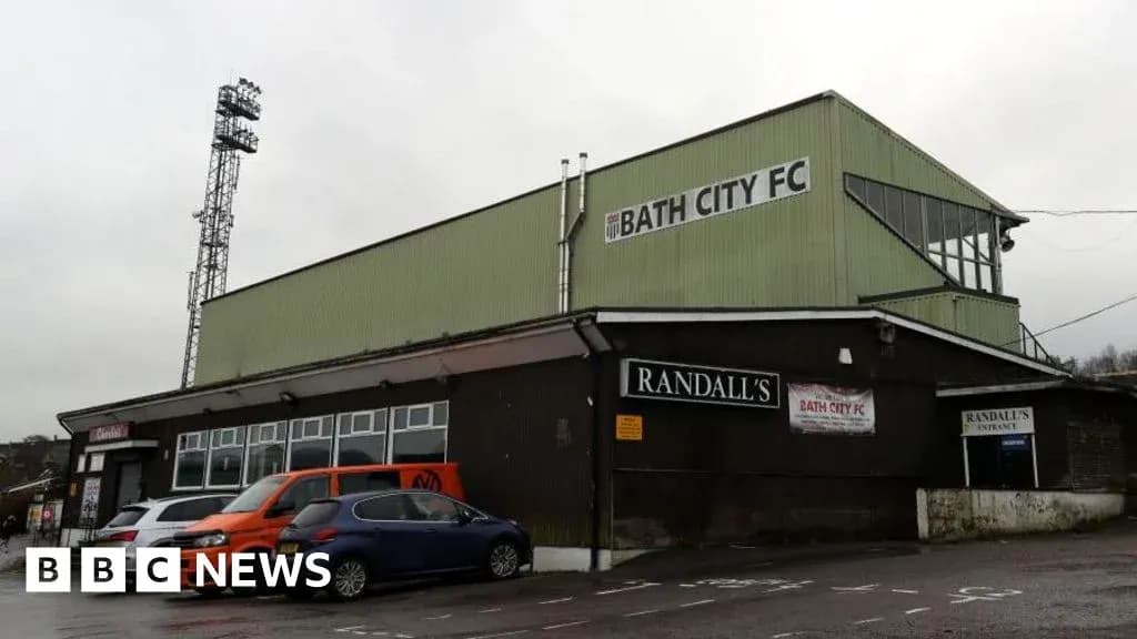 Стадион Bath City FC с парковкой и вывеской