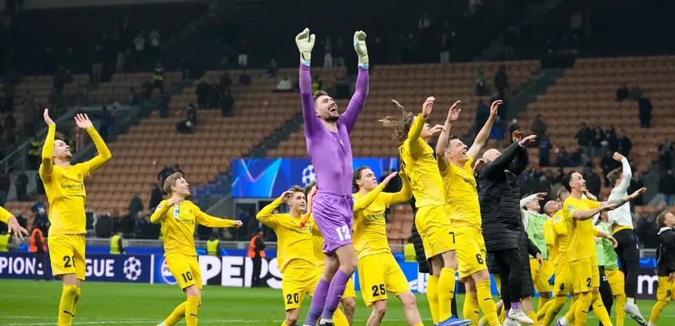 Игроки Бодо/Глимт празднуют победу на поле